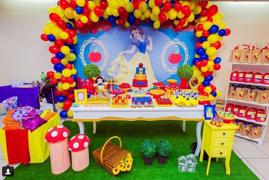Decoration with snow white party balloons