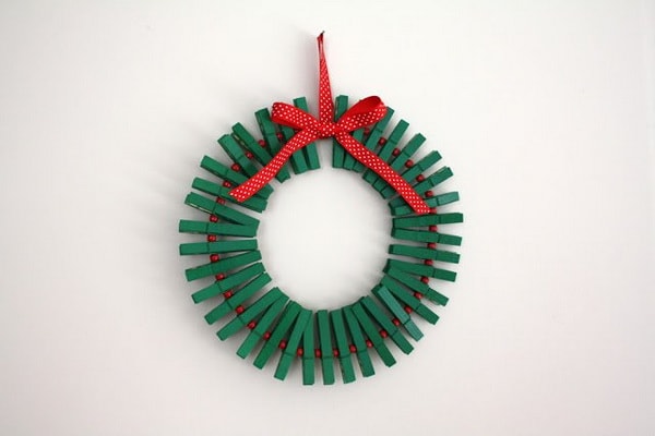 Christmas crown with clothes pegs
