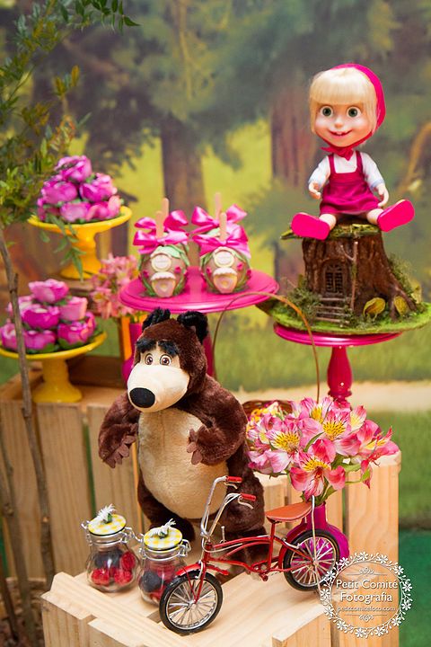 Colors to decorate a candy bar of masha and the bear
