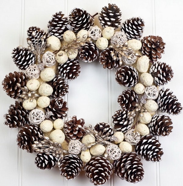 Christmas wreath with pineapples