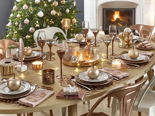 Arrangement of the elements at the Christmas table