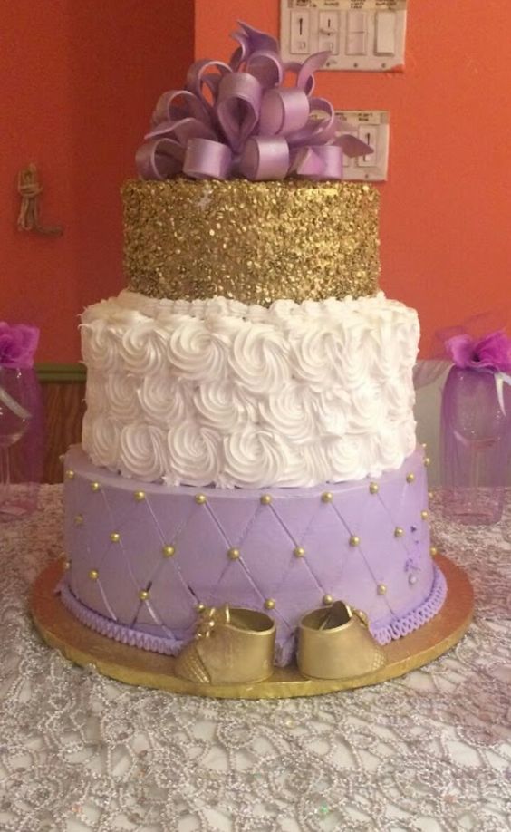 Decoration of Baby Shower in purple and gold colors