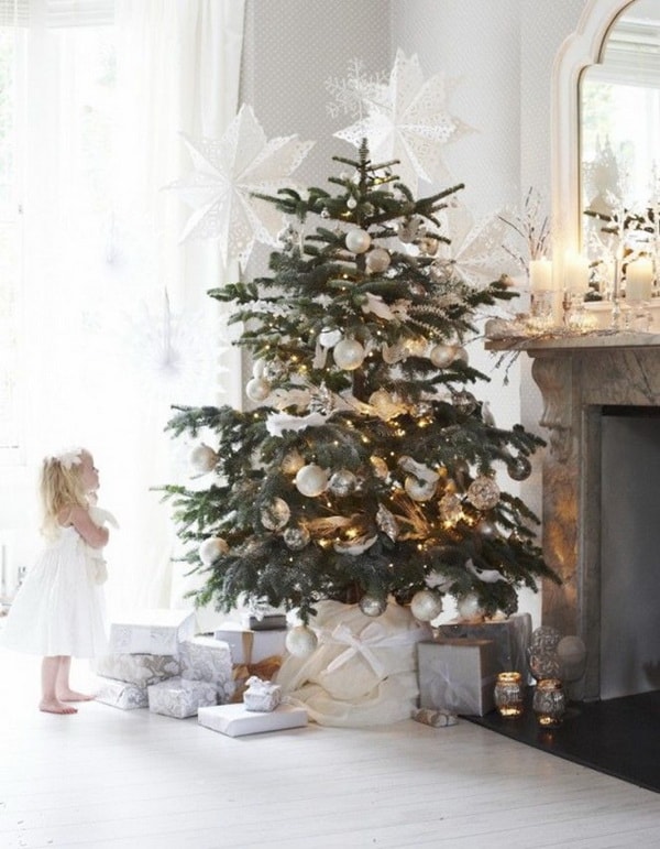 Ideas to decorate the base of the Christmas tree