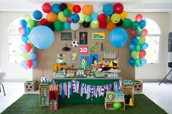how to decorate a main table with a football theme