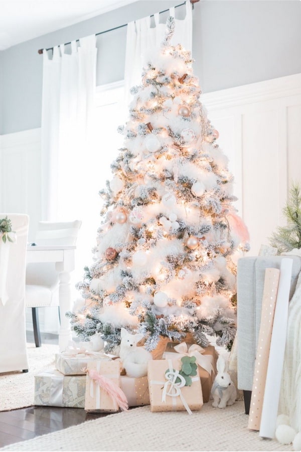 Christmas tree with details in pastel colours