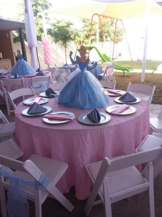 Table centerpieces with princesses theme