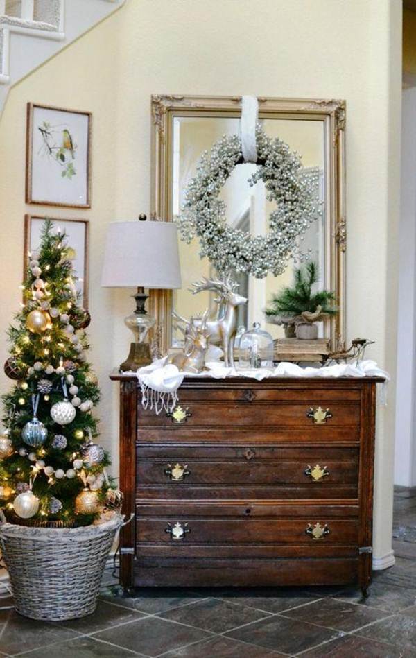 Gold and white for the Christmas decoration in the foyer