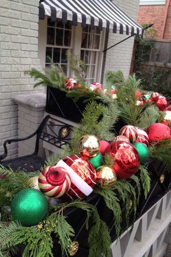 Wreaths with Christmas spheres