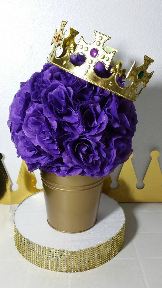 Decoration of Baby Shower in purple and gold colors