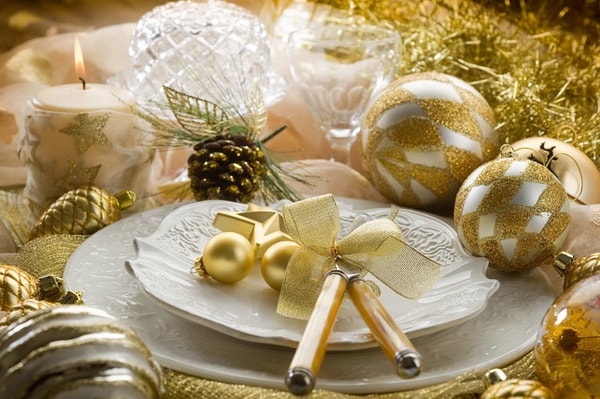 Decoration of the Christmas table in gold