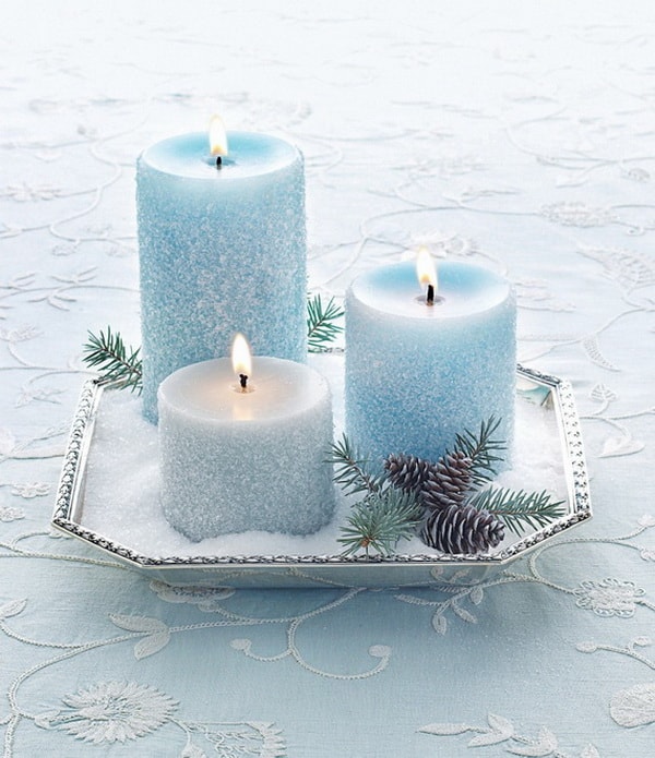 Candles in blue tones as a centerpiece for Christmas tables