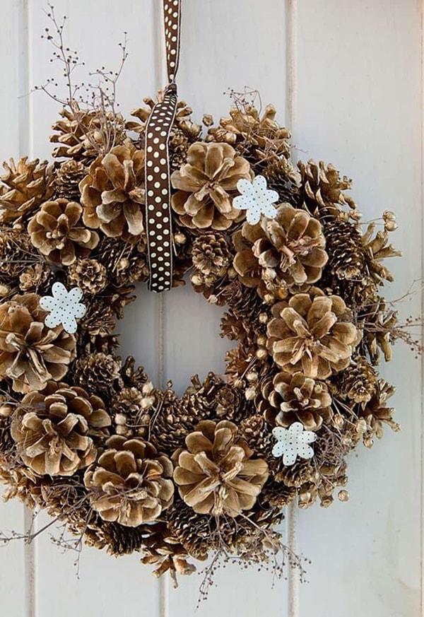 Christmas wreath in gold