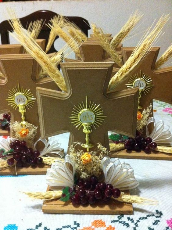 Table centerpiece for first communion with wooden cross
