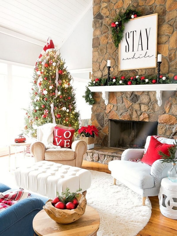 Decoration for the living room at Christmas in red, green and white