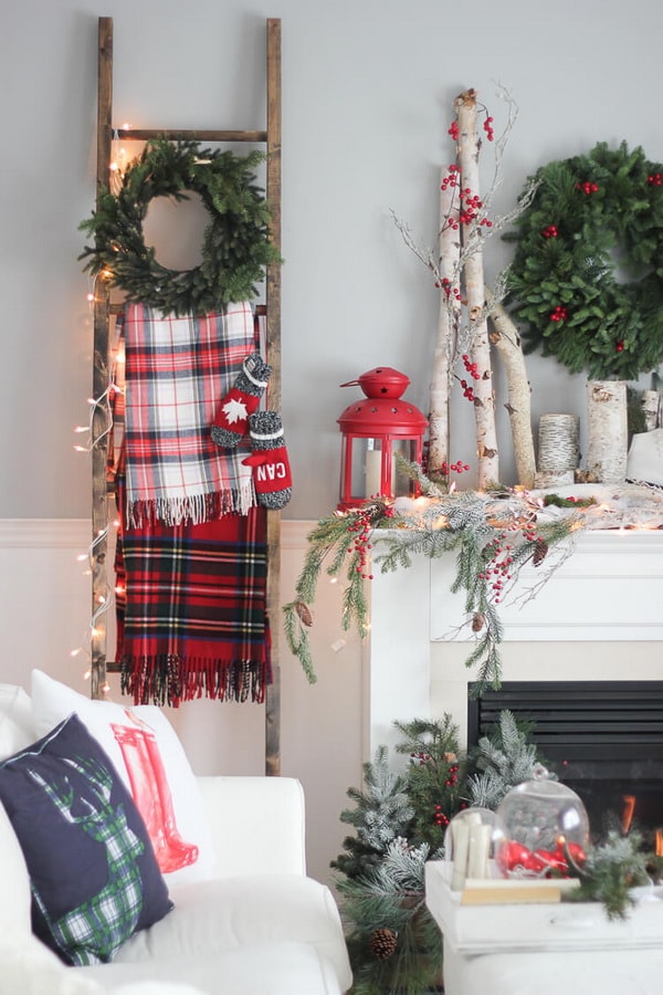 Ladder and fabrics with Scottish prints to decorate the room at Christmas.