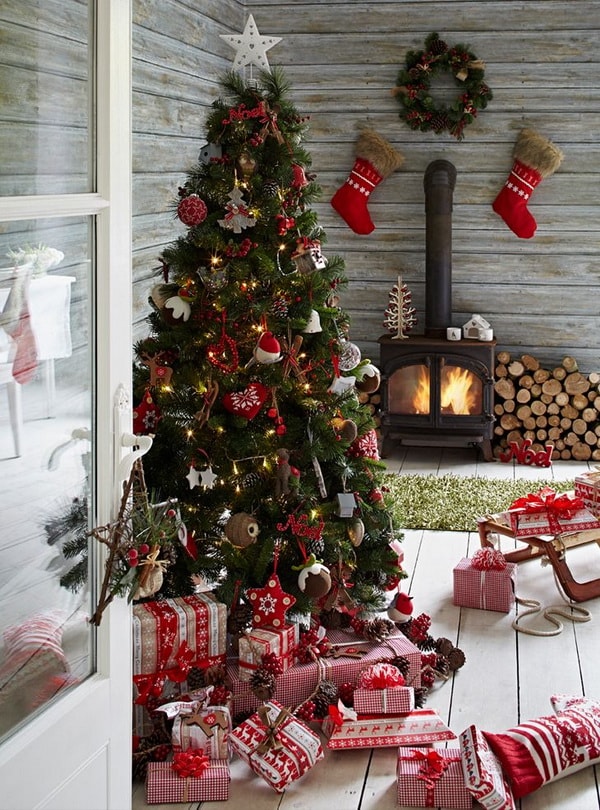 Red, green and wood in Christmas decoration