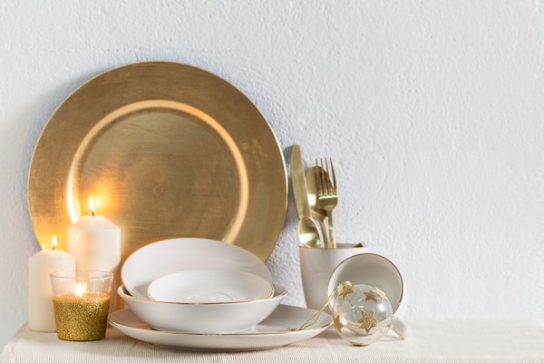 Crockery in gold for Christmas