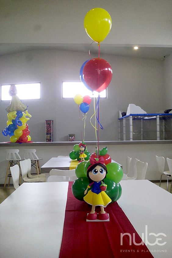 White snow centerpieces with balloons