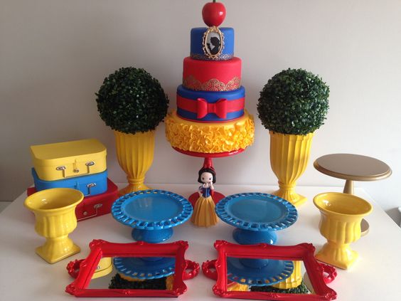 Containers for dessert tables with snow white theme