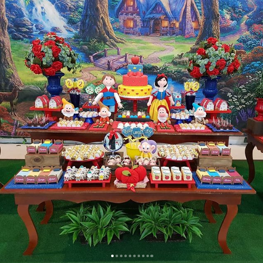 How to decorate a snow white dessert table