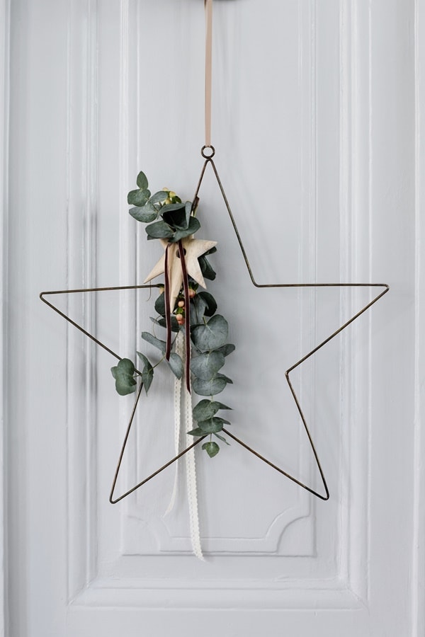 Decorate the door of your house with Christmas crowns