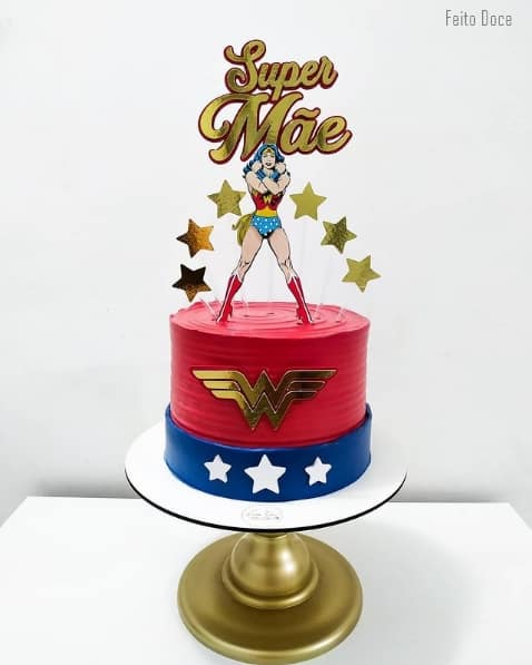 Wonder Woman Mother's Day cake with top