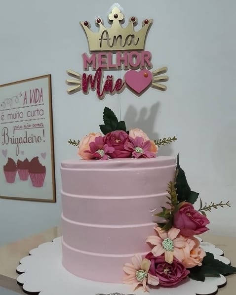 light pink cake with personalized Mother's Day top