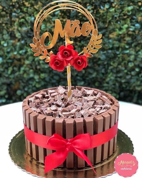 KitKat cake with circular top Mother's Day