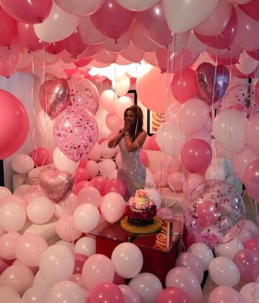 Surprise for girlfriend: birthday with pink balloons