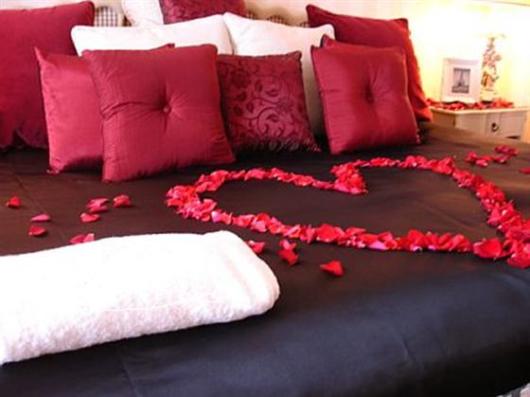 Surprise for girlfriend: room decorated with petals