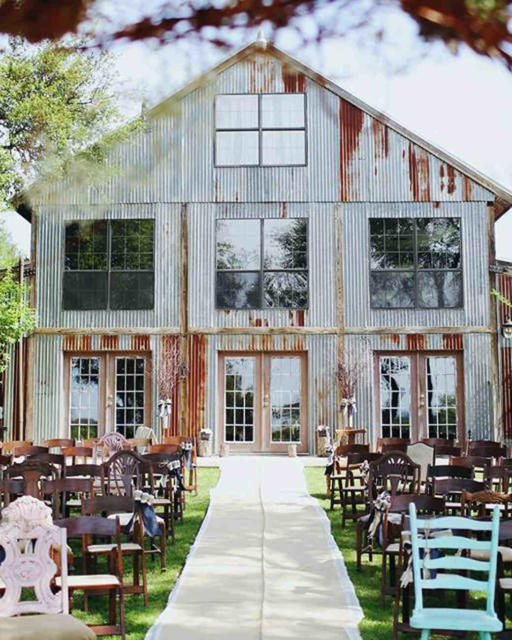 Mini wedding: rustic decoration in old house
