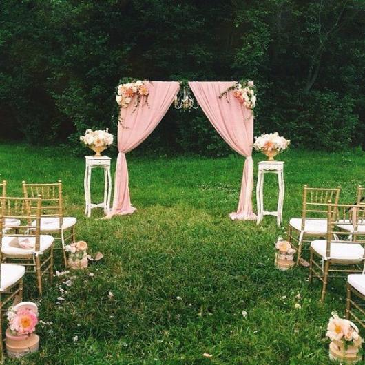 Mini wedding: ceremony decoration with pink bow