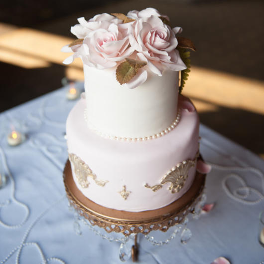 Mini wedding: cake with pink flowers
