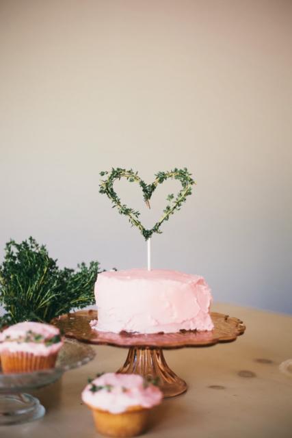 Mini wedding: pink cake with whipped cream