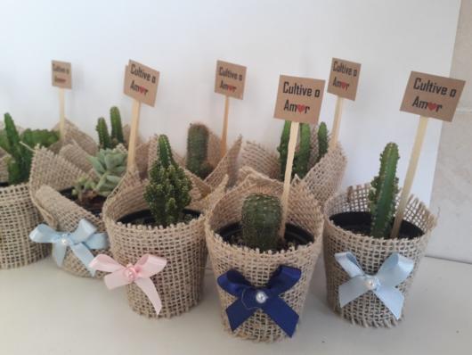Personalized vases with jute and colorful bows