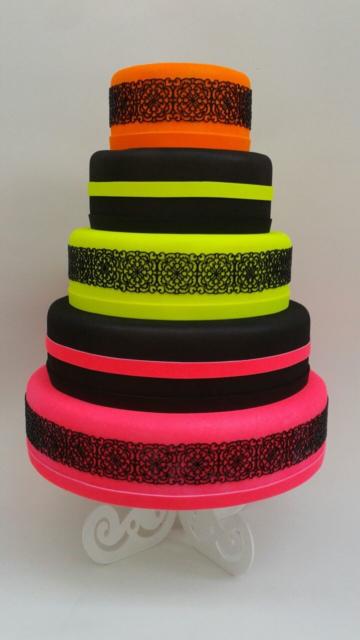 A good combination of colors is to unite black with fluorescent yellow, orange and pink