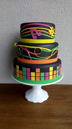 Fluorescent tones are perfect for making a beautiful Neon stage cake