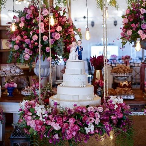 The decoration of your wedding party will be more beautiful with this hanging cake