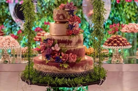 Decoration makes all the difference to make your cake flawless