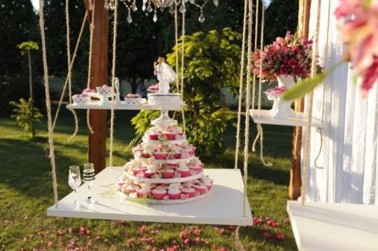 This structure imitates the cake and is ideal for outdoor events