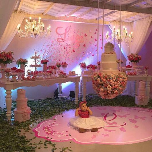 See how beautiful this scenery with hanging cake and decorated background