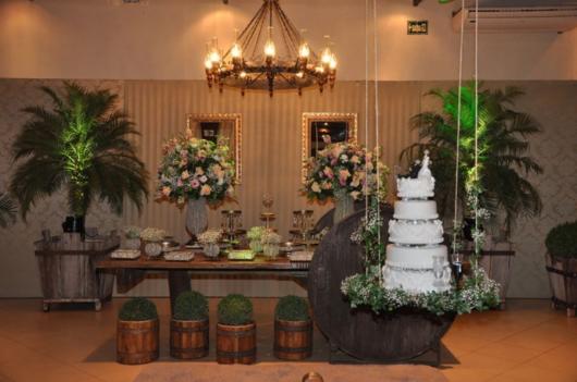 The suspended cake is next to the table to give the right touch to the center of the party