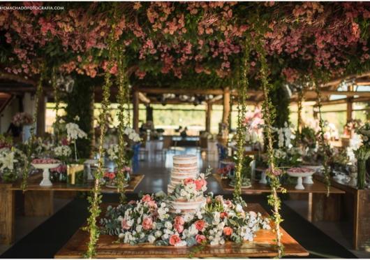 A perspective with many flowers for an outdoor wedding