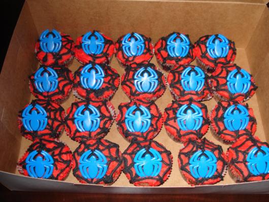 Detail of the spider in the middle of the cupcake