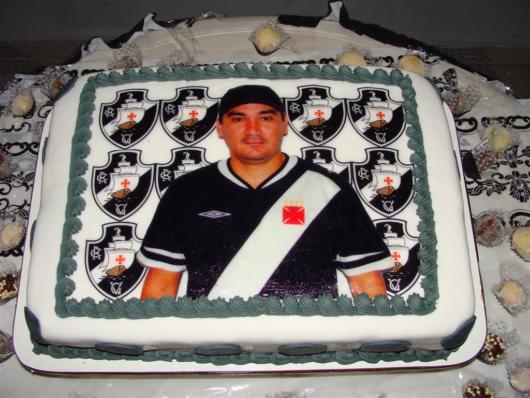 How about putting the photo of the uniformed birthday boy highlighted on Vasco's cake?