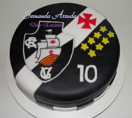 American pastry cake fully decorated with the team's emblem highlighted, as well as all its symbols