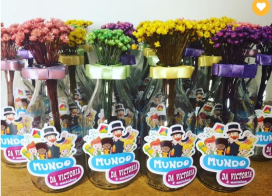 Flower pots with Mundo Bita labels