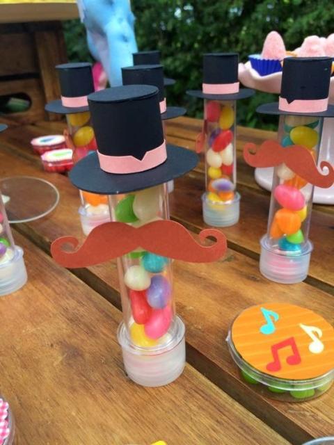 Mundo Bita tubes with colored candies
