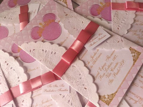 The paper lace makes the invitation more delicate minnie pink