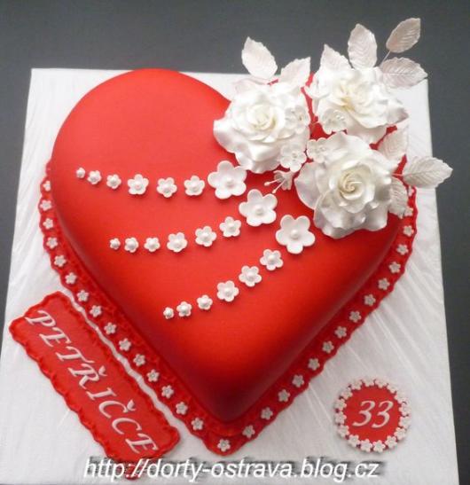 American Paste Heart Cake: With White Flowers